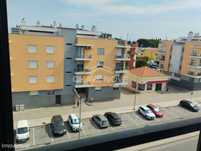 Apartamento T2 mobilado disponível para arrendamento no Seixal,
