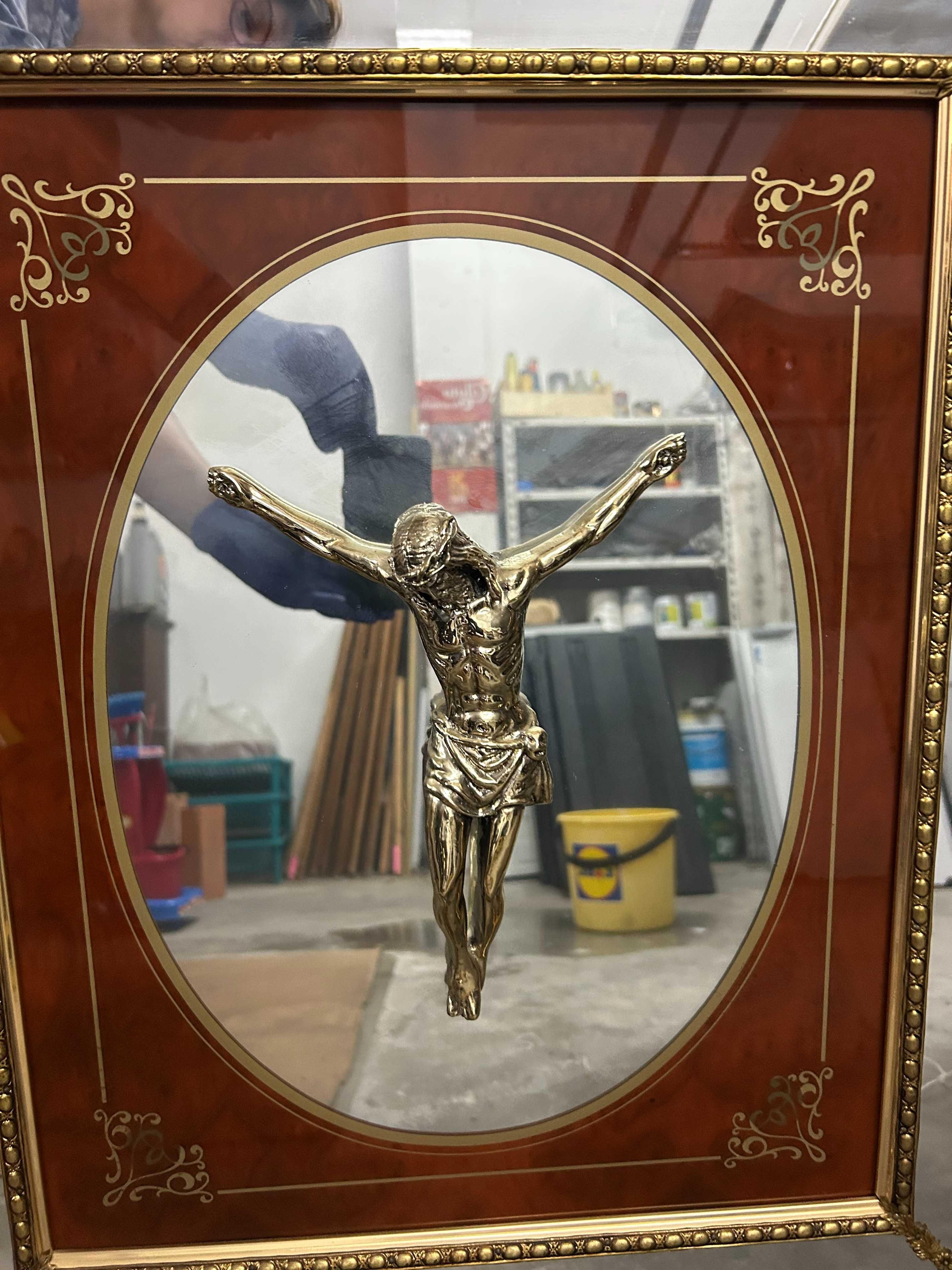 Quadro espelhado com Cristo na cruz..