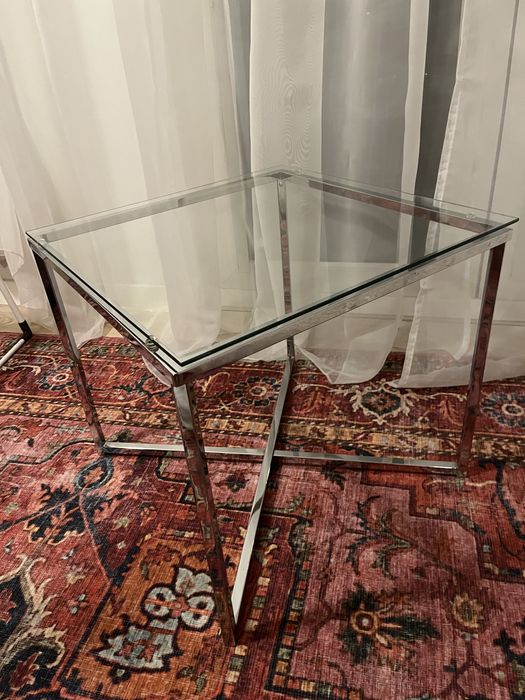 Szklany stolik kawowy w metalowej ramie Selsey