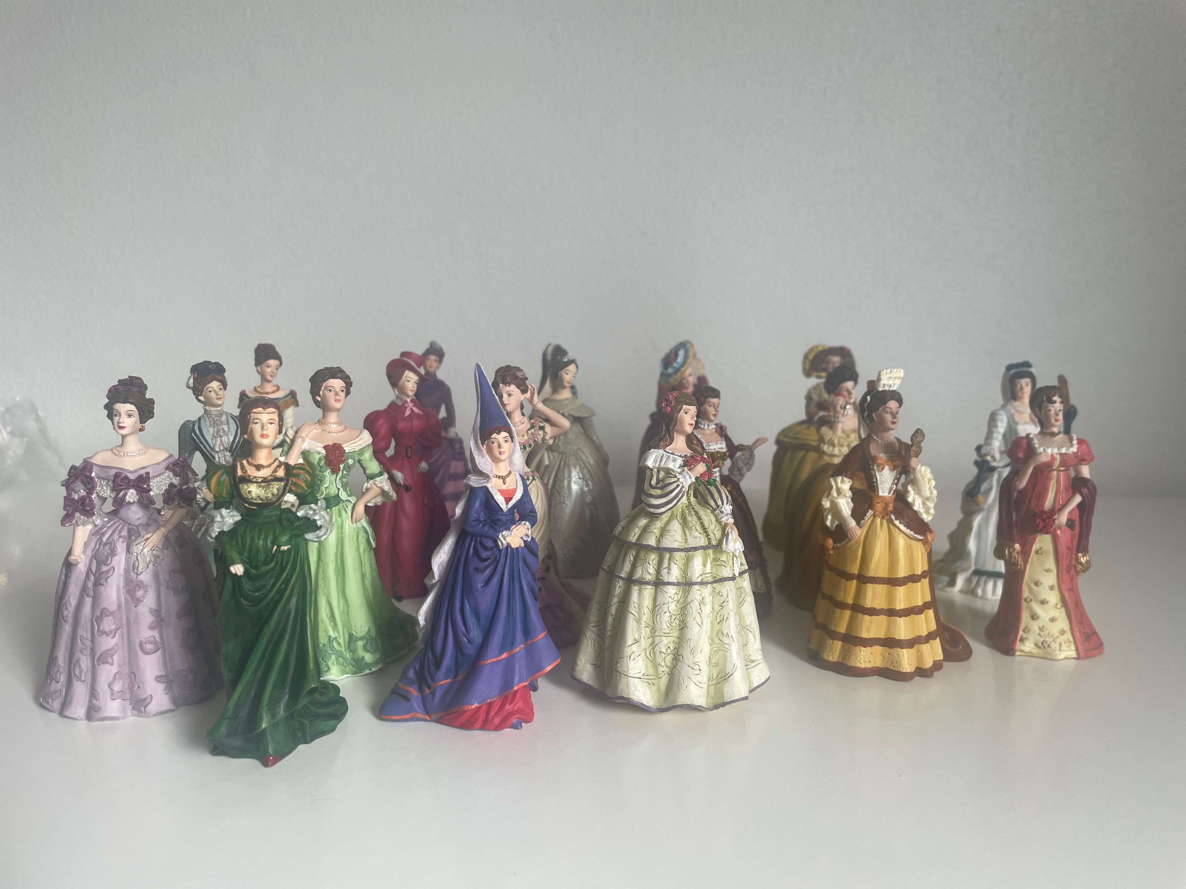Coleção bonecas com trajes senhoriais