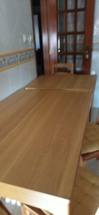 Mesa de cozinha com cadeiras
