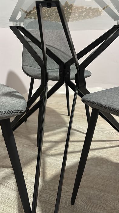 Mesa de vidro (sem as cadeiras)