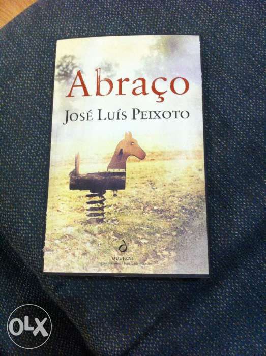 Livro Abraço de José Luis Peixoto