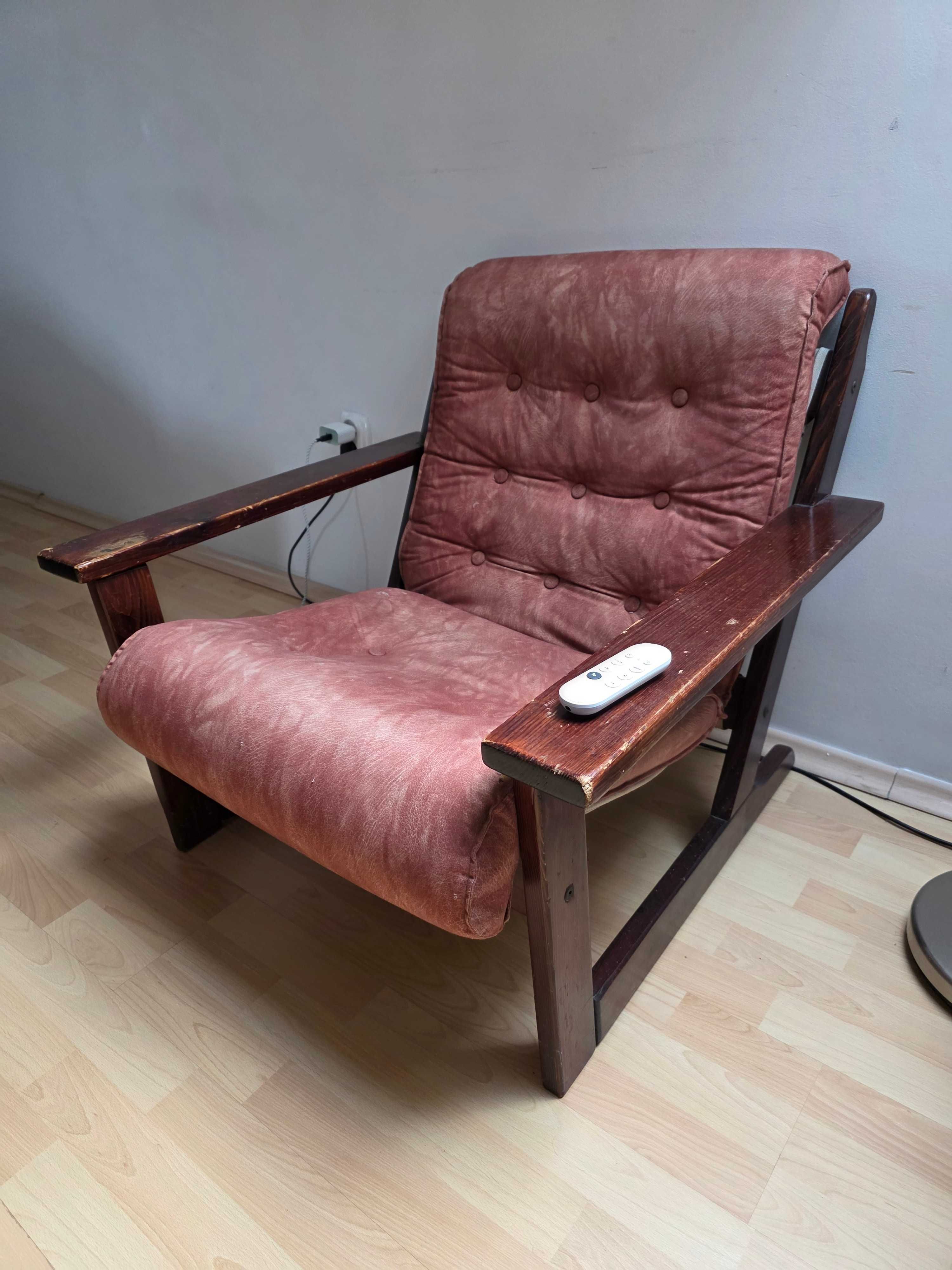 Fotel do salonu, szerokie podłokietniki