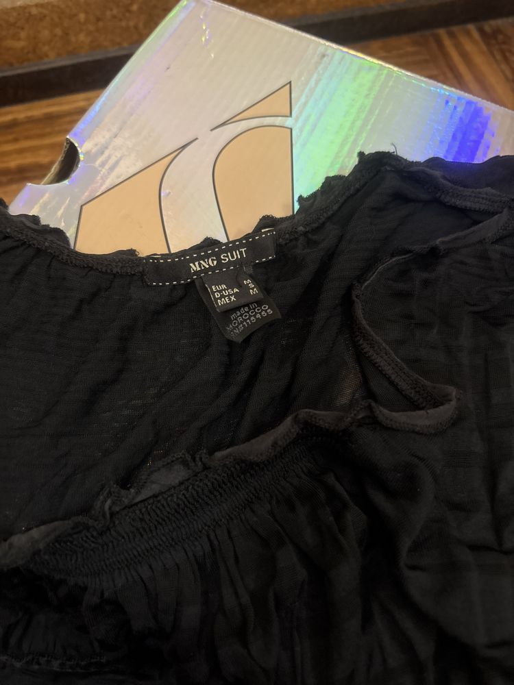 Top preto MNG com manga drapeada e laço atras de veludo