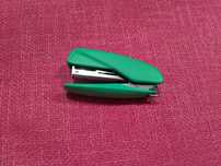Agrafador verde pequeno