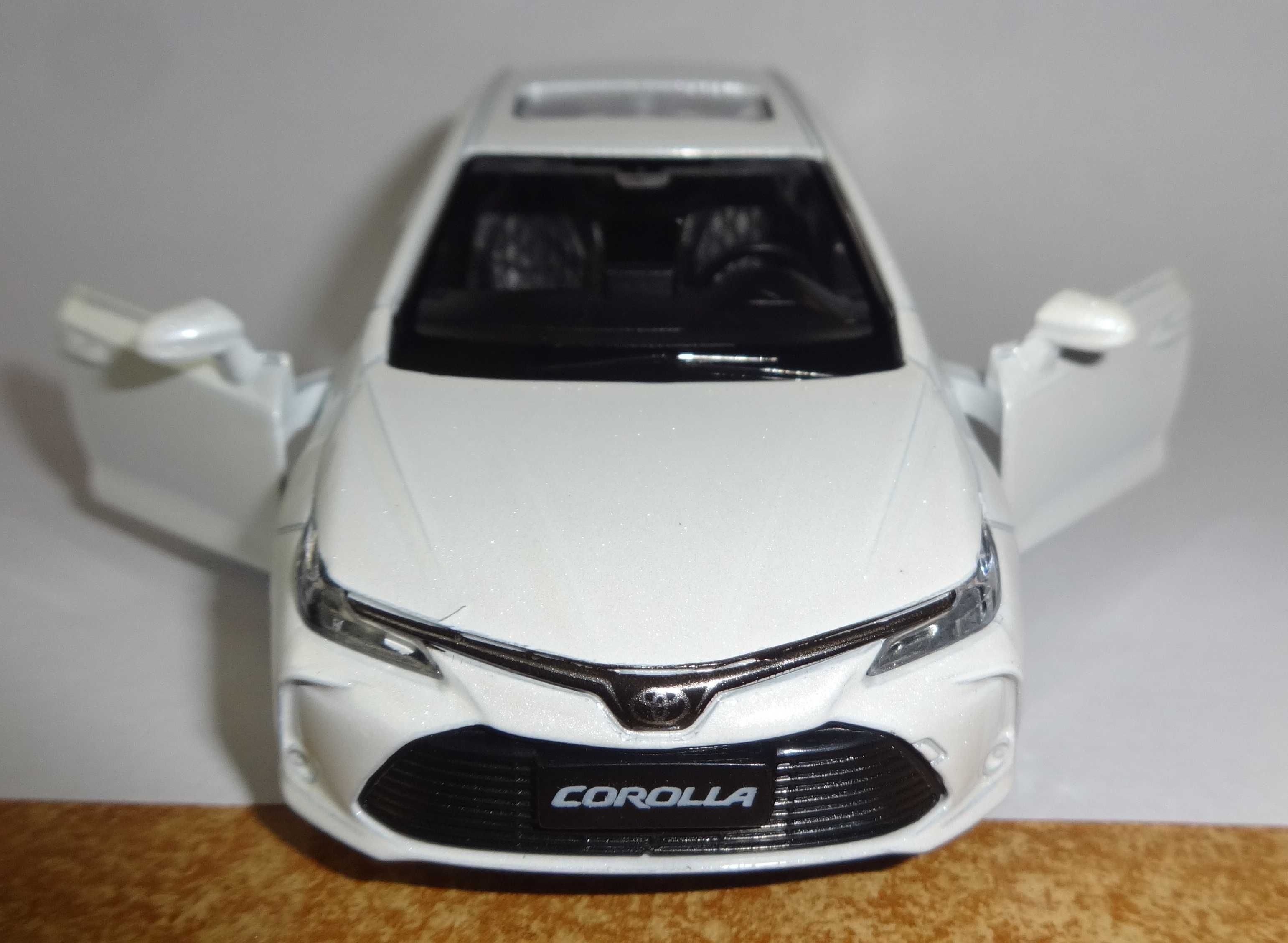 NOWY model Toyota Corolla Hybrid Sedan w skali 1:43 1/43.
