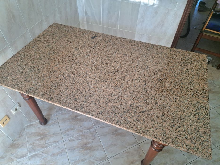 Mesa com tampo de marmore.