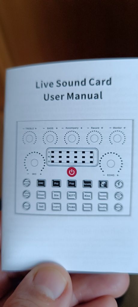 Mesa de mistura para computador, com entrada de microfones.