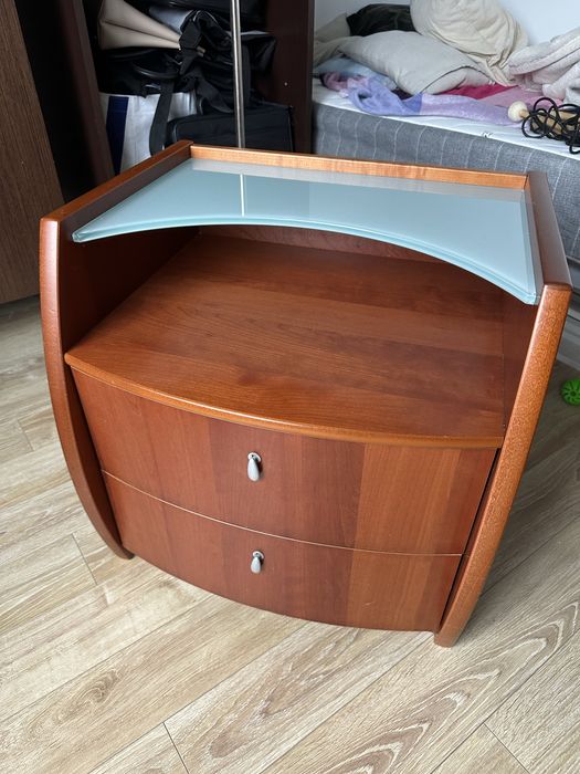 Włoska szafka nocna / komoda, drewno + szkło – elegancki design