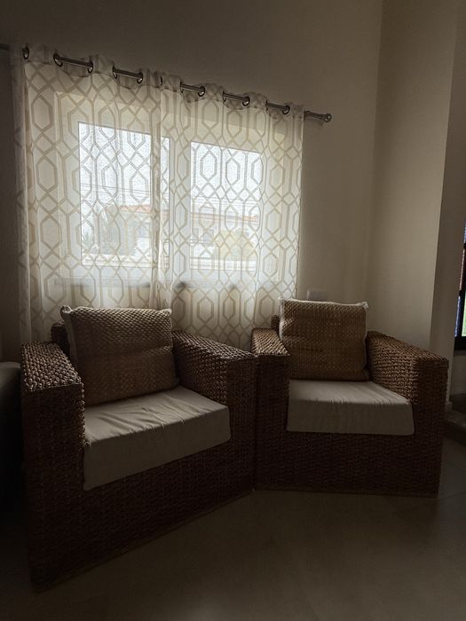 Cadeirões de vime trançado