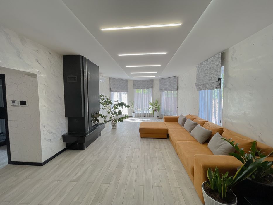 Будинок з дизайнерським ремонтом,ділянкою,продуманим плануванням.