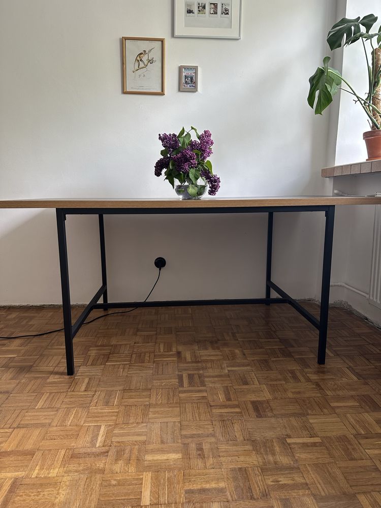 Stół lub biurko duzych rozmairow