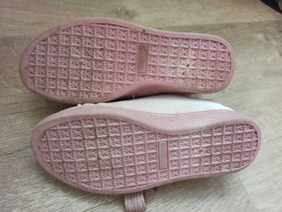 Кроссовки украшены мехом на девочку