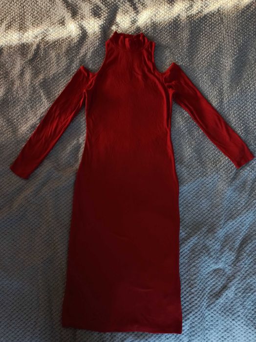 Помаранчева, облягаюча сукня з вирізами на плечах