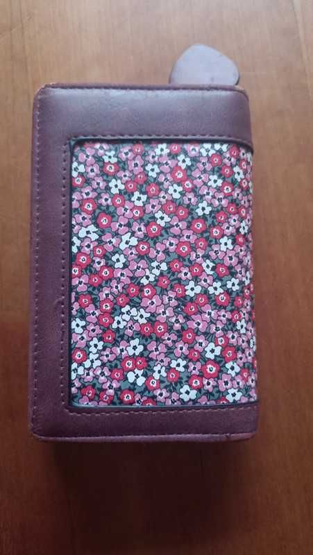 Carteira com padrão de flores