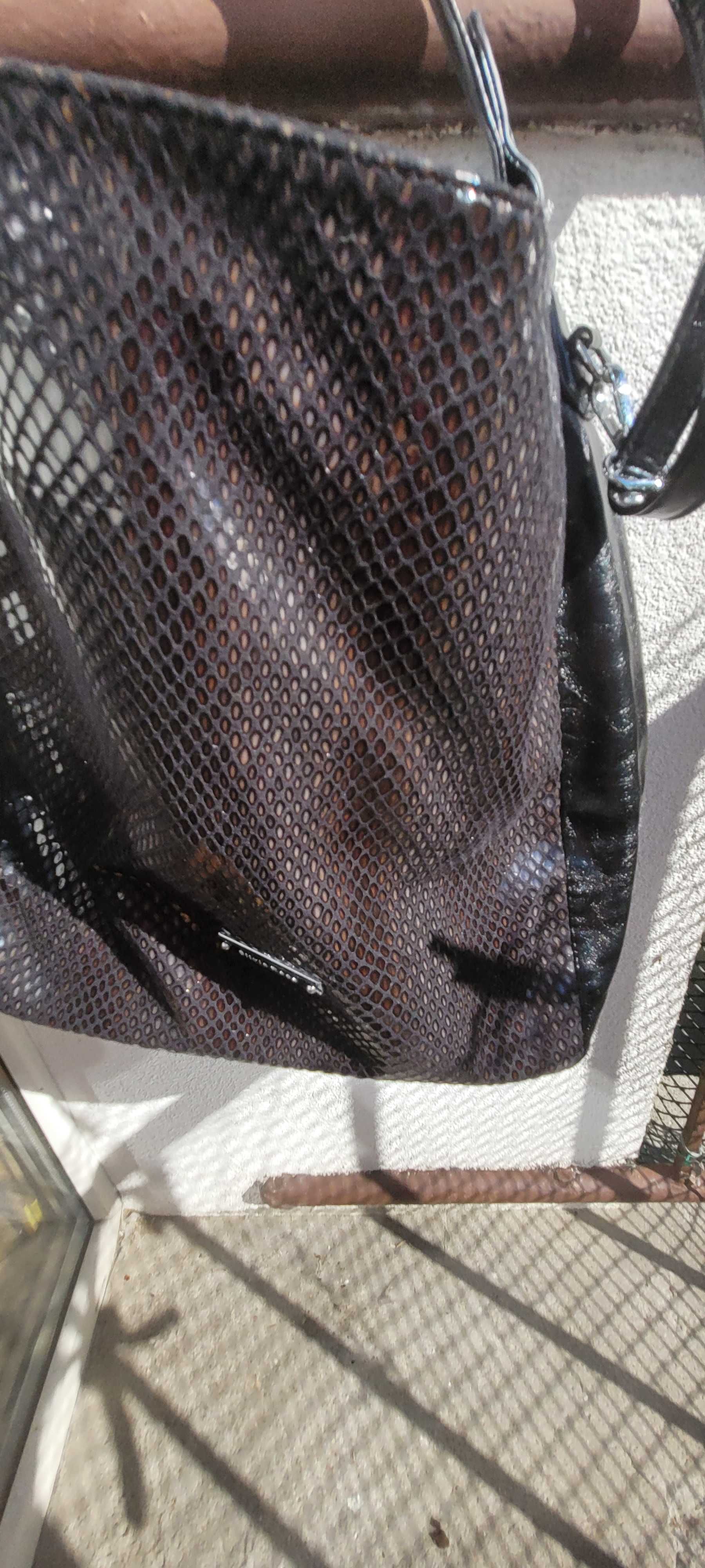 Czarna torebka skórzana błyszcząca