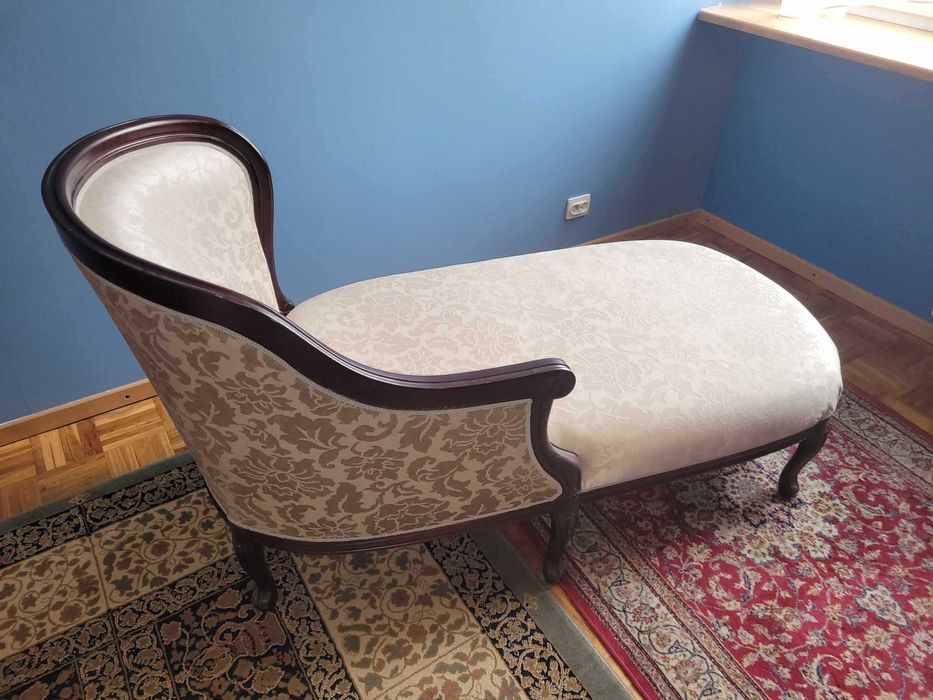 Elegancki szelząg w stylu retro z pięknego wytłaczanego materiału.