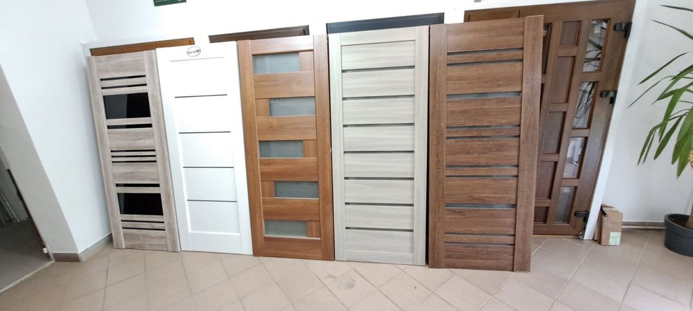 Дверні полотна з виставковою емблемою емблема тільки з однієї сторони