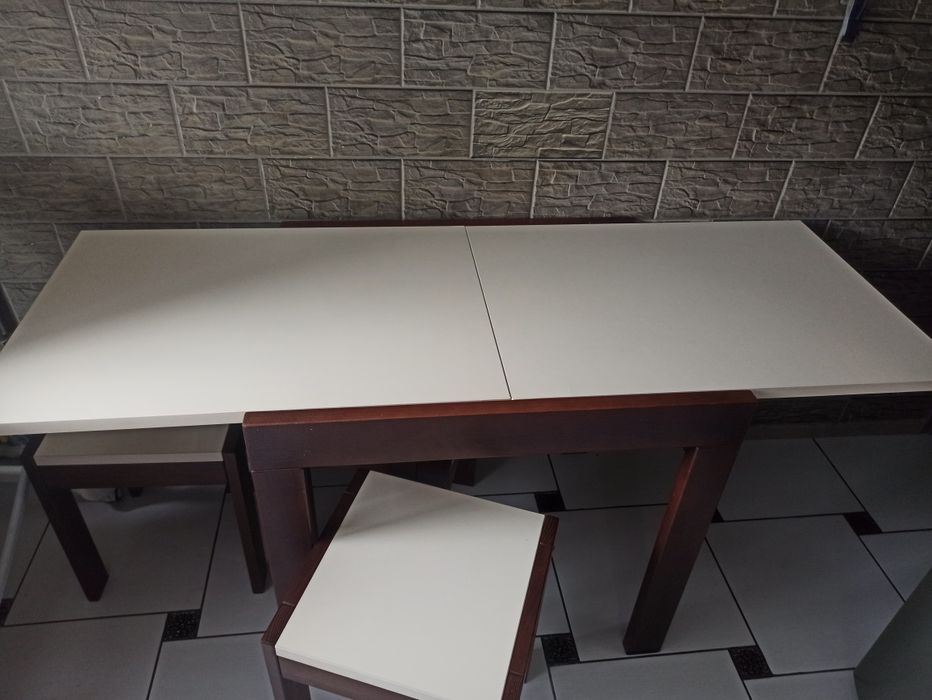 Розкладний  стіл з табуретками