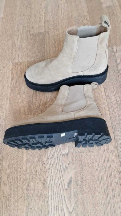 Чоботи Челсі & Others Stories