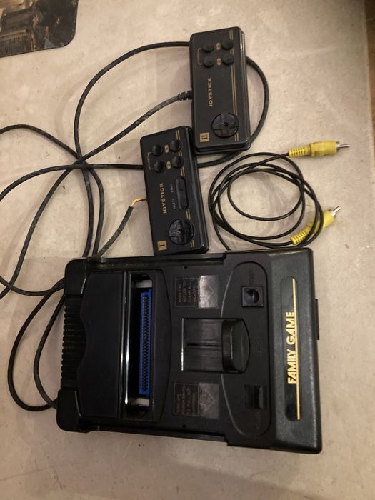 Consola de jogos antiga em bom estado