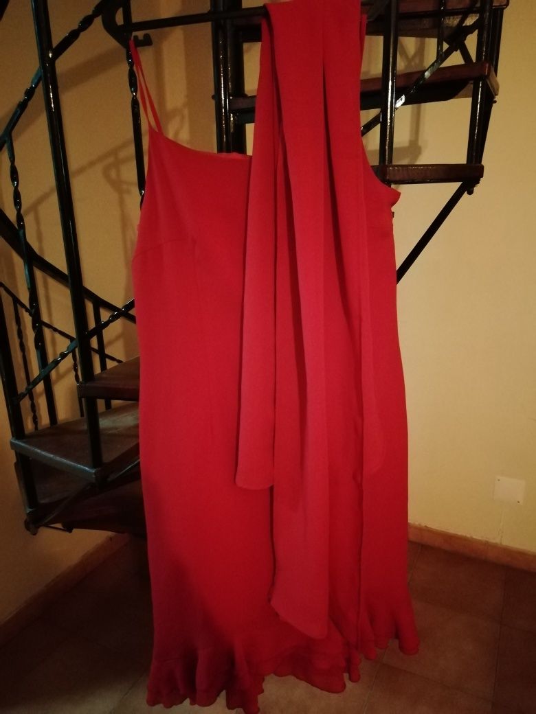 Vestido vermelho com echarpe