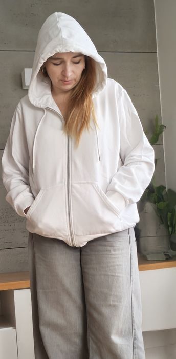 Biała bluza rozpinana