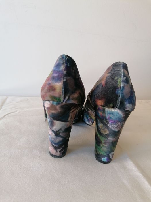 Sapatos salto Benetton em veludo floral 39