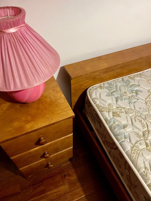 Cama c/estrado, colchão e oferta mesas de cabeceira