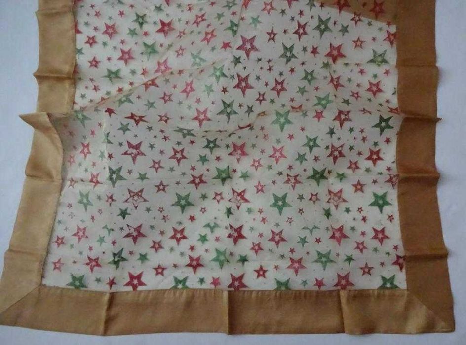 Obrus Na Boże Narodzenie Zielono Czerwone Gwiazdki, Złote Tło, Cienki