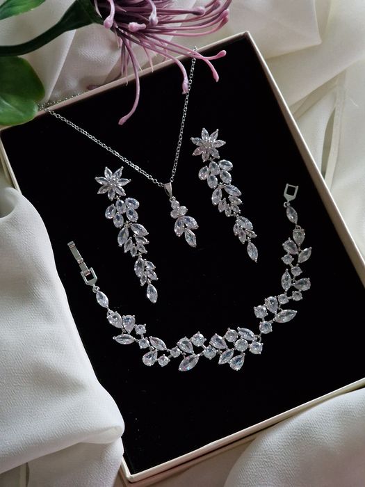 Komplet biżuterii ślubnej w srebrnym kolorze