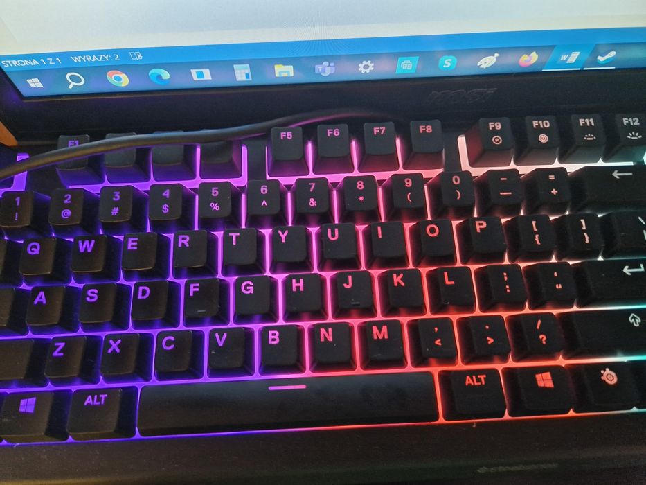 *świeża klawiatura od steelseries apex 3