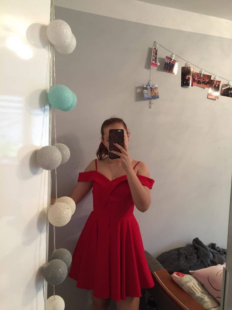 czerwona krótka sukienka