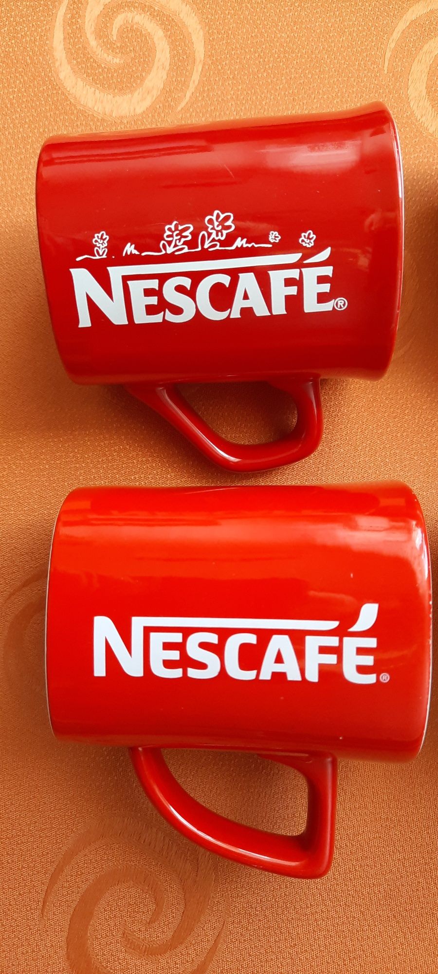 Czerwony kubek Nescafe