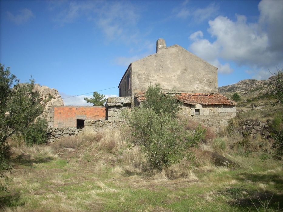 casa e terrenos com vista pá serra da estrela