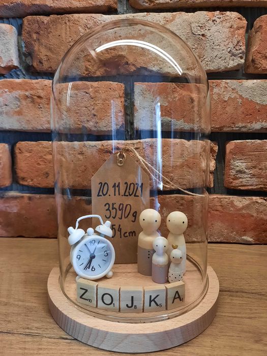 Metryczka w szklanej kopułce