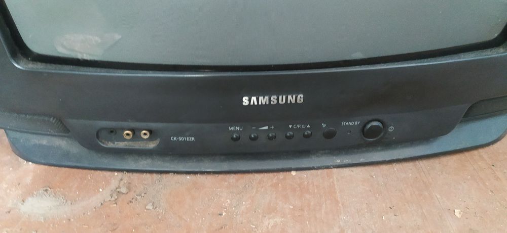 кольоровий телевізор фірми Samsung