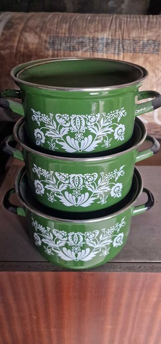 Zestaw 3 garnków emaliowanych z pokrywkami PRL nowe nigdy nie używane