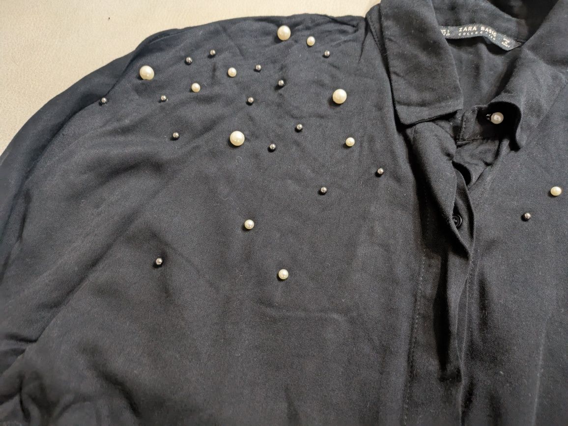 Camisa preta com pérolas da Zara