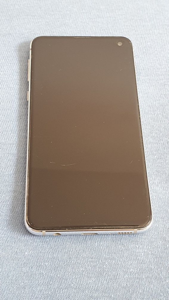 Samsung Galaxy S10e + ładowarka indukcyjna, słuchawki airpods, etui