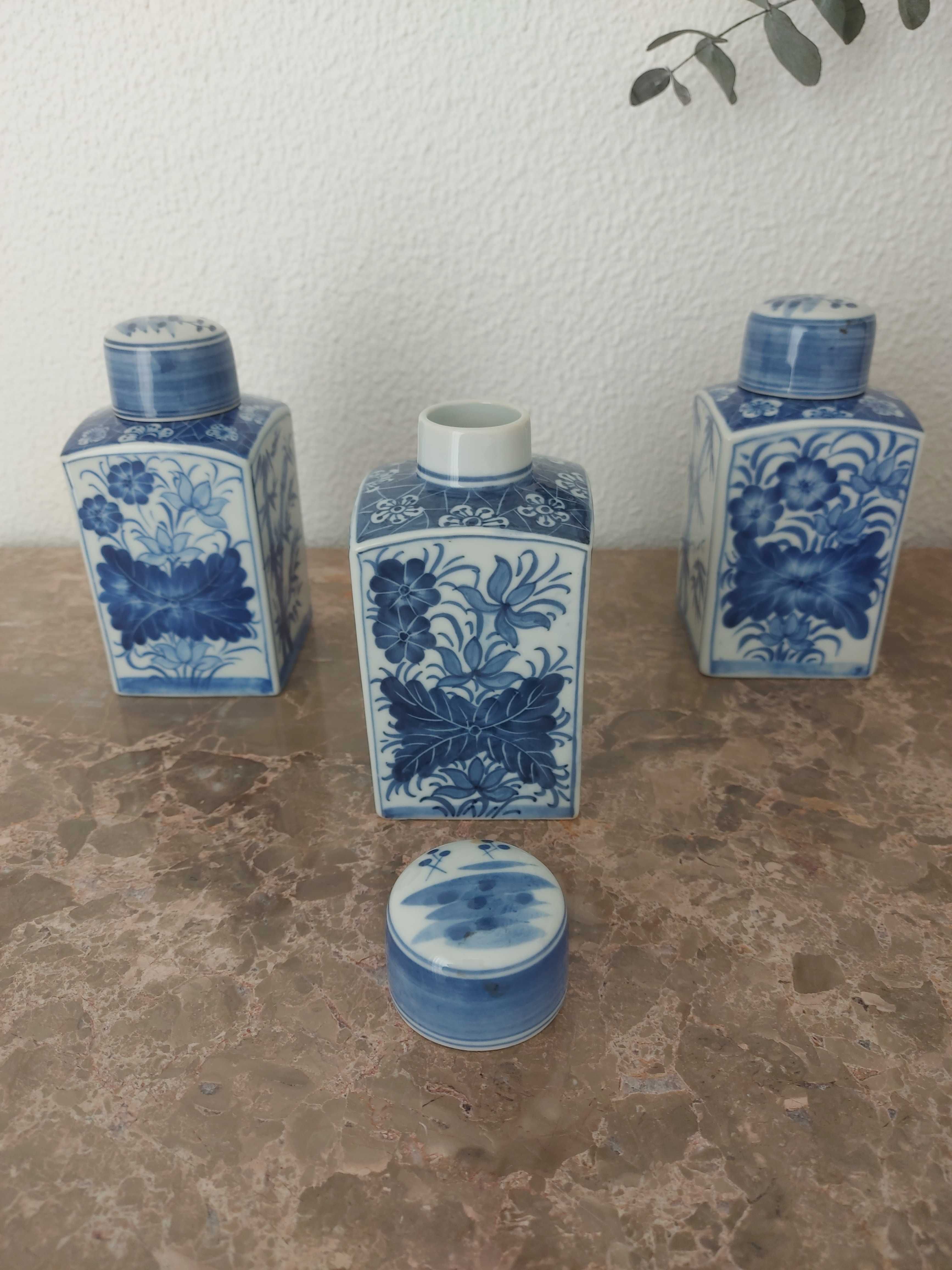 Frasco de porcelana azul e branca