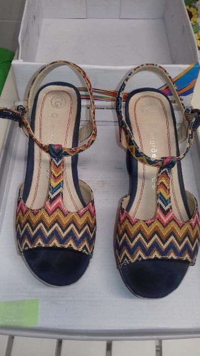 Sandálias com salto, novas! Tamanho 35. Excelente preço!