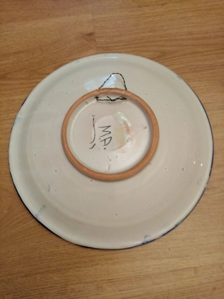 Stary ceramiczny talerz w pieknym malowaniu
