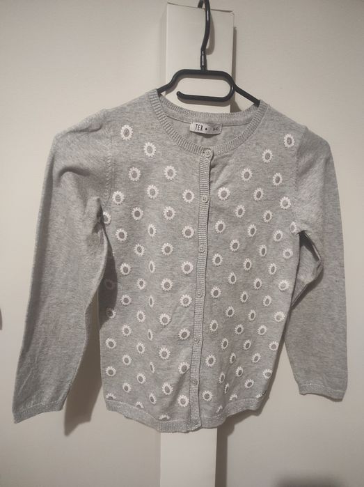 Szary sweterek dziewczęcy