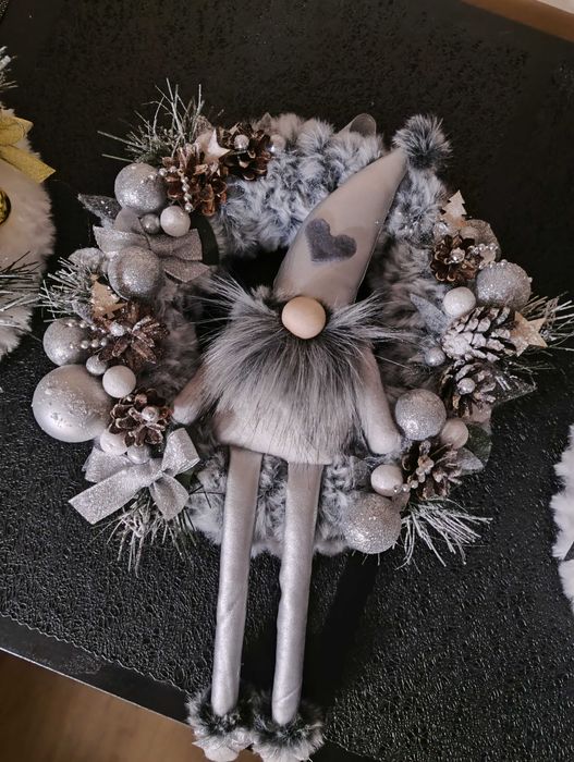 Wianek świąteczny na drzwi