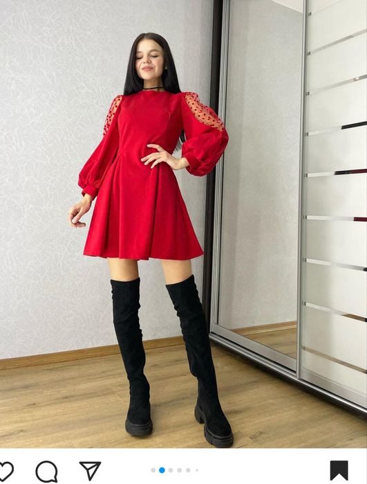 Яскраве червоне плаття