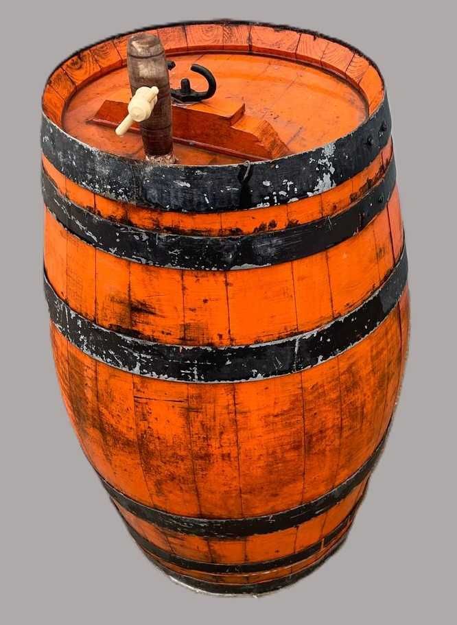 Barril ou pipa antiga com postigo e torneira