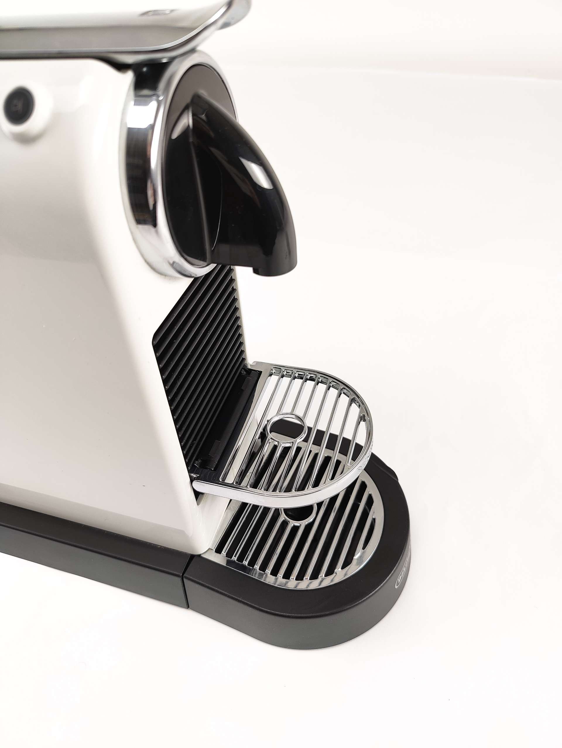Ekspres do kawy na kapsułki Nespresso DeLonghi EN167.W