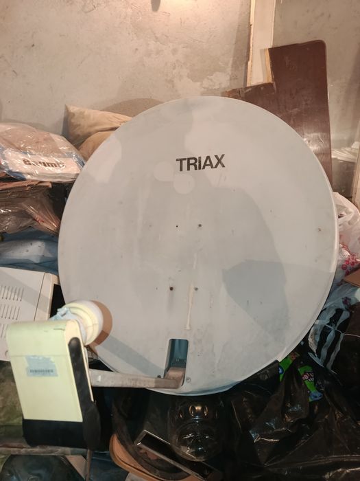 Антена спутниковая TRIAX 95см с креплением к стене